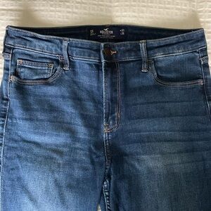 Hollister 13/31 short super skinny jeans.